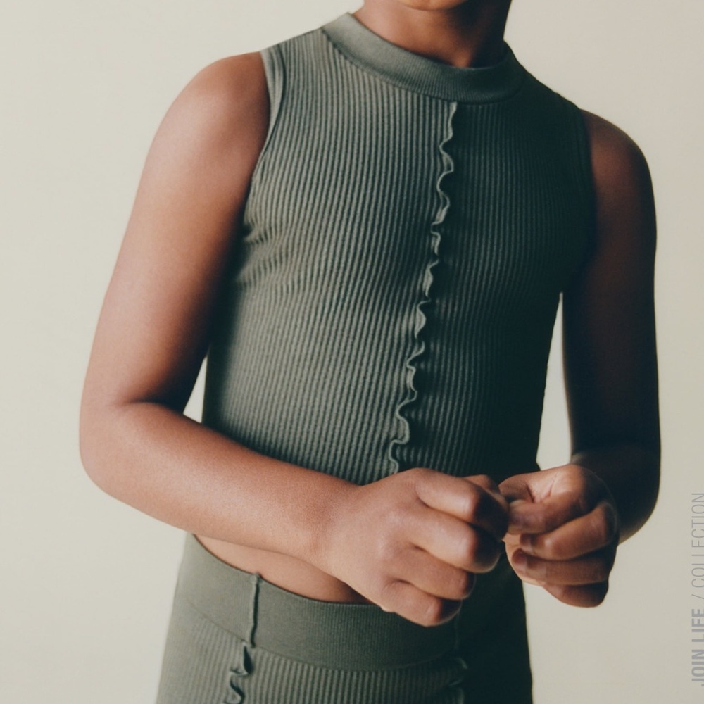 • Zara • Seamless Ruffly Rib Top - Picture 4 of 4
